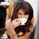 99px.ru аватар Приянка Чопра с чашкой кофе в руках / Priyanka Chopra индийская киноактриса, певица и модель