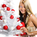 99px.ru аватар Улыбающаяся девушка стоит возле елки с шариками