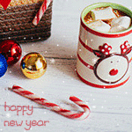 99px.ru аватар Кружка c нарисованной мордочкой оленя стоит на столе, рядом лежат новогодние шары и сладости (happy New Year / счастливого Нового года)