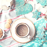 99px.ru аватар Кружка с кофе, печенье, а также украшения на елку лежат на столе