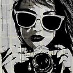 Аватар Девушка в солнцезащитных очках с фотоаппаратом в руках, by Loui Jover
