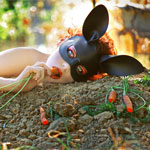 99px.ru аватар Девушка в черной маске с ушками, лежа на земле, ест морковь / фото girltripped