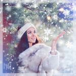 99px.ru аватар Девушка, стоя у елки, ловит рукой снежинки