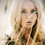 99px.ru аватар Блондинка в высокой сухой траве / фотограф Caitlin Worthington