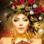 Аватар Девушка с венком из елочных веток и новогодних игрушек