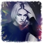 Аватар Белокурая девушка держит руку у головы