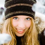 Аватар Светловолосая девушка в шапке улыбается