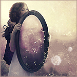 99px.ru аватар Девушка держит в руках зеркало, из которого вылетают семена одуванчиков и задевают одуванчики, растущие в поле, y Emilieleger