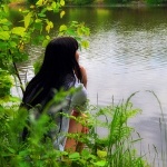 99px.ru аватар Девушка сидит на берегу реки