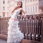 Аватар Девушка в свадебном платье на мосту