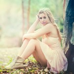 99px.ru аватар Девушка сидит в лесу, прислонившись к дереву