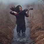 Аватар Девушка играет на скрипке, стоя в воде ручья