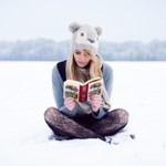 99px.ru аватар Девушка читает книгу, сидя на снегу в поле