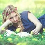 Аватар Девушка читает книгу, лежа в поле