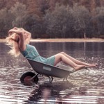 99px.ru аватар Девушка в тачке на озере