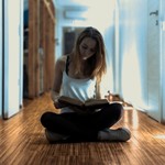 Аватар Девушка читает книгу, сидя на полу