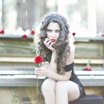 99px.ru аватар Девушка сидит рядом с пианино и держит розу