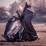 Аватар Девушка в длинном развевающемся платье