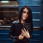 99px.ru аватар Девушка с книгой в метро