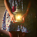 Аватар Девушка в голубом платье с рисунком держит в руках фонарь, на котором сидит бабочка