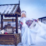 99px.ru аватар Девушка в длинном голубом платье, в зимней меховой шапке и платке стоит возле заснеженного колодца с деревянным ведром