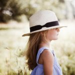 Аватар Девочка в белой шляпе