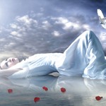 99px.ru аватар Девушка лежит на зеркальной поверхности на фоне неба
