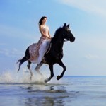 99px.ru аватар Девушка скачет на коне по берегу озера