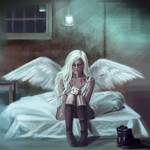 99px.ru аватар Девушка - ангел сидит в комнате на кровати и держит в руках окровавленную стрелу