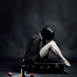 99px.ru аватар Девушка сидит на чемодане, перед ней стоит бутылка с вином и яблоки, фотограф Андрей Селиванов