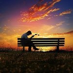 Аватар Парень сидит на лавочке на фоне заката