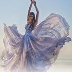 99px.ru аватар Девушка в светлом, легком, развевающимся под действием ветра платье с поднятыми над головой руками