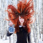 99px.ru аватар Рыжеволосая девушка в зимнем лесу с будильником в руках
