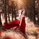 99px.ru аватар Девушка в красном развевающемся платье стоит в лесу