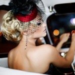 Аватар Стильная девушка за рулем автомобиля