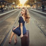 Аватар Девушка сидит на дороге на чемодане