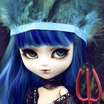99px.ru аватар Кукла с синими волосами в головном уборе из перьев