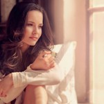 99px.ru аватар Девушка с чашкой чая сидит возле окна