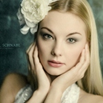 Аватар Девушка с цветком на волосах, фотограф Michael Schnabl