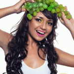 99px.ru аватар Меняющиеся изображения девушки с кистью зеленого винограда