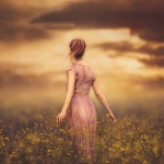 99px.ru аватар Девушка стоит в поле, ву Jessica Drossin