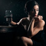 Аватар Девушка сидит в полумраке с бокалом вина