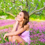 99px.ru аватар Девушка сидит в поле рядом с цветущим деревом