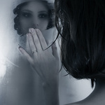 99px.ru аватар Девушка смотрит на себя в запотевшее зеркало, фотограф Konstantin Alexandroff