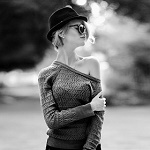 99px.ru аватар Девушка в шляпе и солнцезащитных очках стоит на дороге, фотограф Anton Merkulov