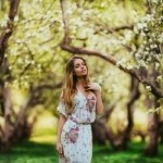 Аватар Девушка стоит на фоне деревьев, фотограф Stas Pushkarev