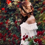 Аватар Девушка стоит на фоне цветов, фотограф Stas Pushkarev