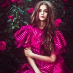 Аватар Девушка в ярком платье стоит у куста роз, фотограф Светлана Беляева