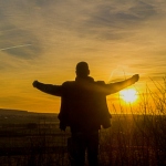 99px.ru аватар Парень стоит на фоне солнца