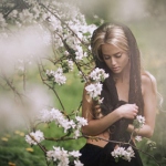 99px.ru аватар Девушка стоит рядом с весенним деревом, ву Anton Komar